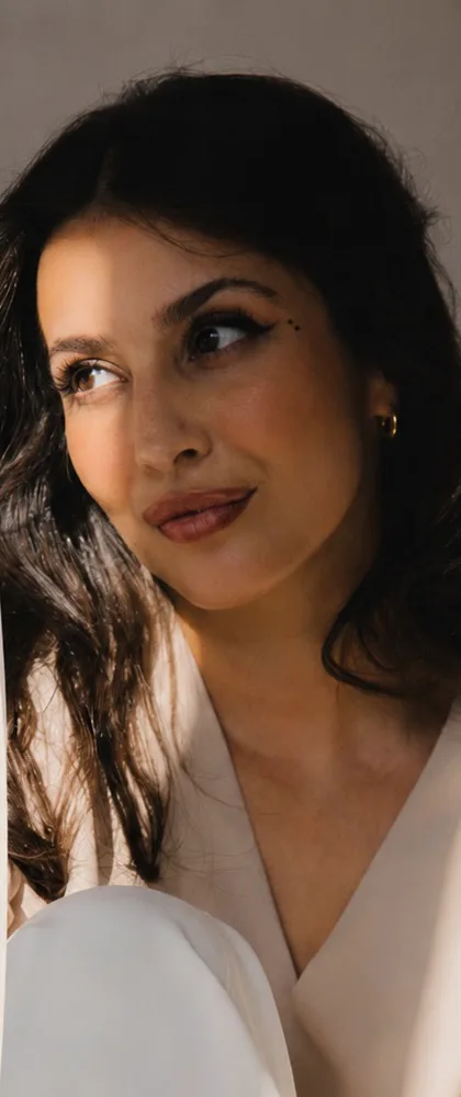 Ana Moreira Leal à luz da janela, com uma camisola clara