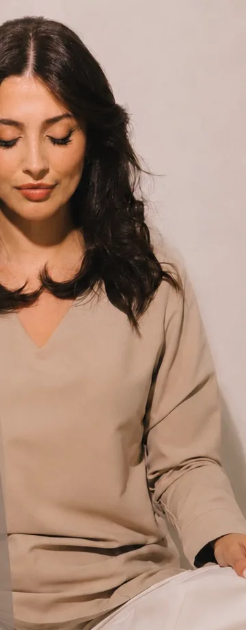 Ana Moreira Leal sentada no chão em meditação, de olhos fechados