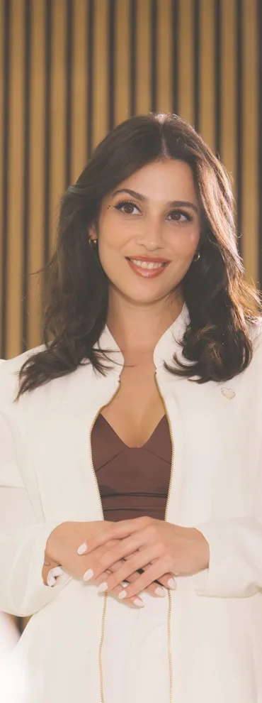 Ana Moreira Leal a sorrir, de fato claro